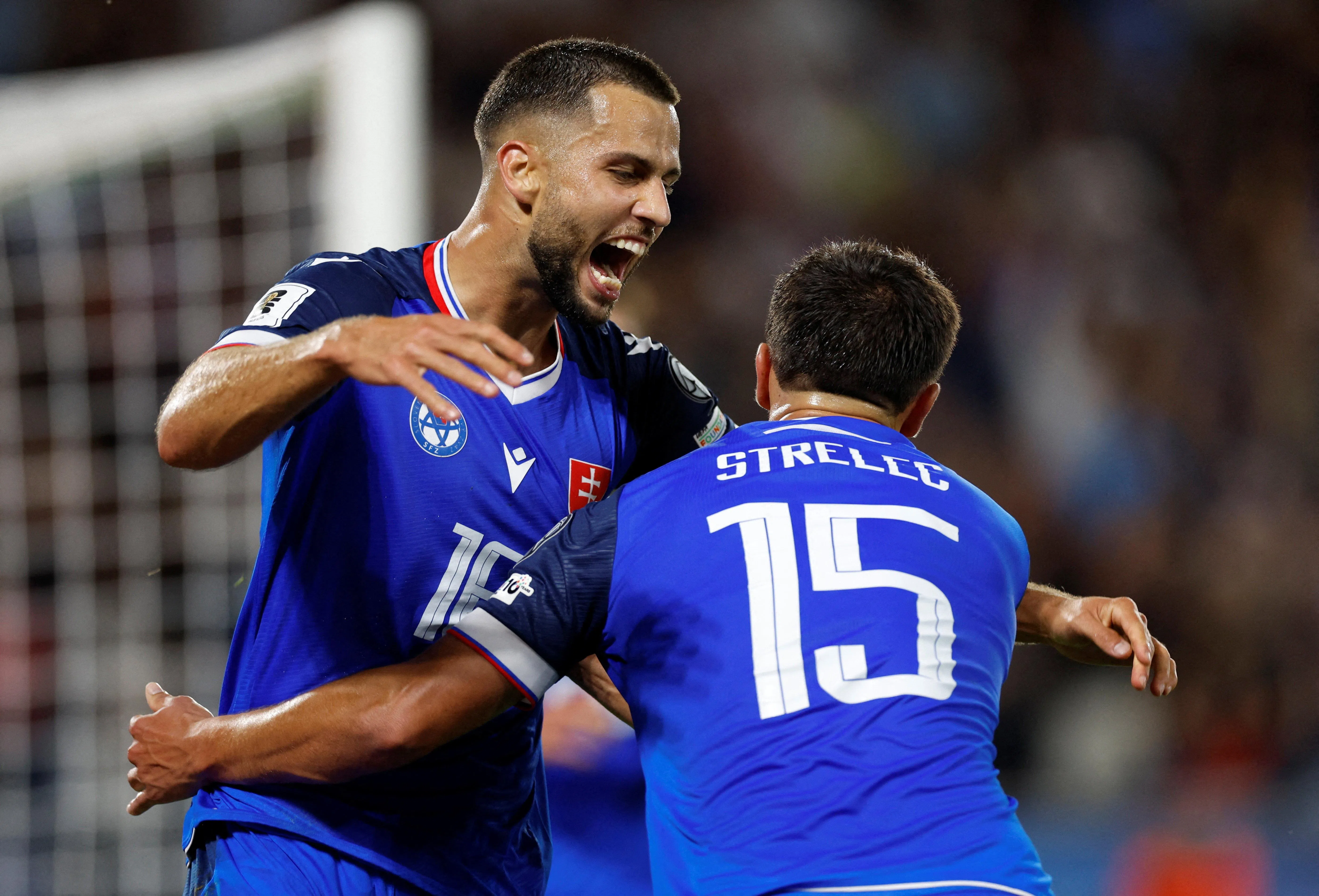 斯洛伐克左卫汉茨科（左）与前锋斯特雷莱茨（右）在禁区左侧的精妙配合，造就了全场首球。（路透社）