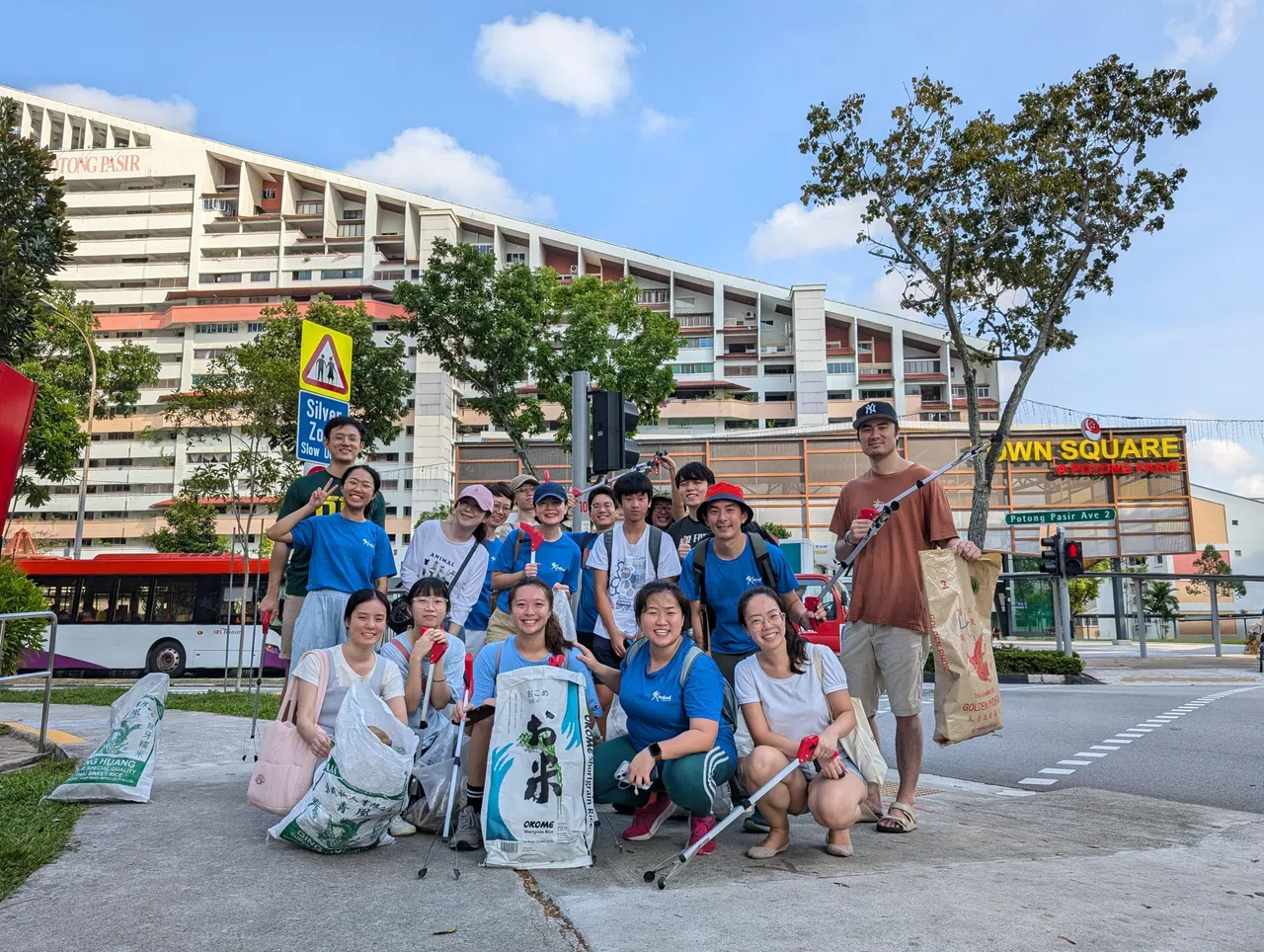 亲乐团到不同组屋区举办捡垃圾活动，图片摄于波东巴西。（受访者提供）