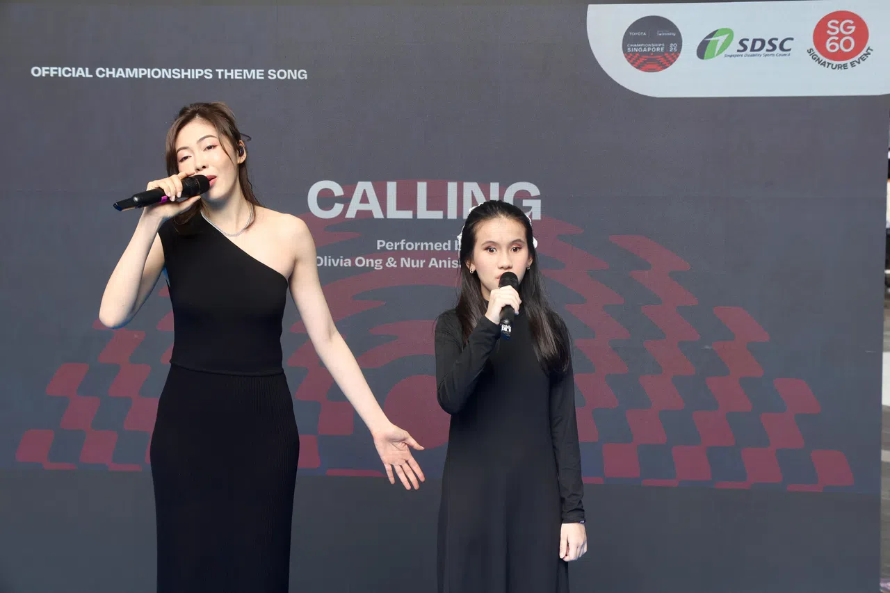 本地歌手王俪婷（左）和13岁的努尔·安尼莎·达尼丝（右）在现场演唱赛事主题曲。（邝启聪摄）