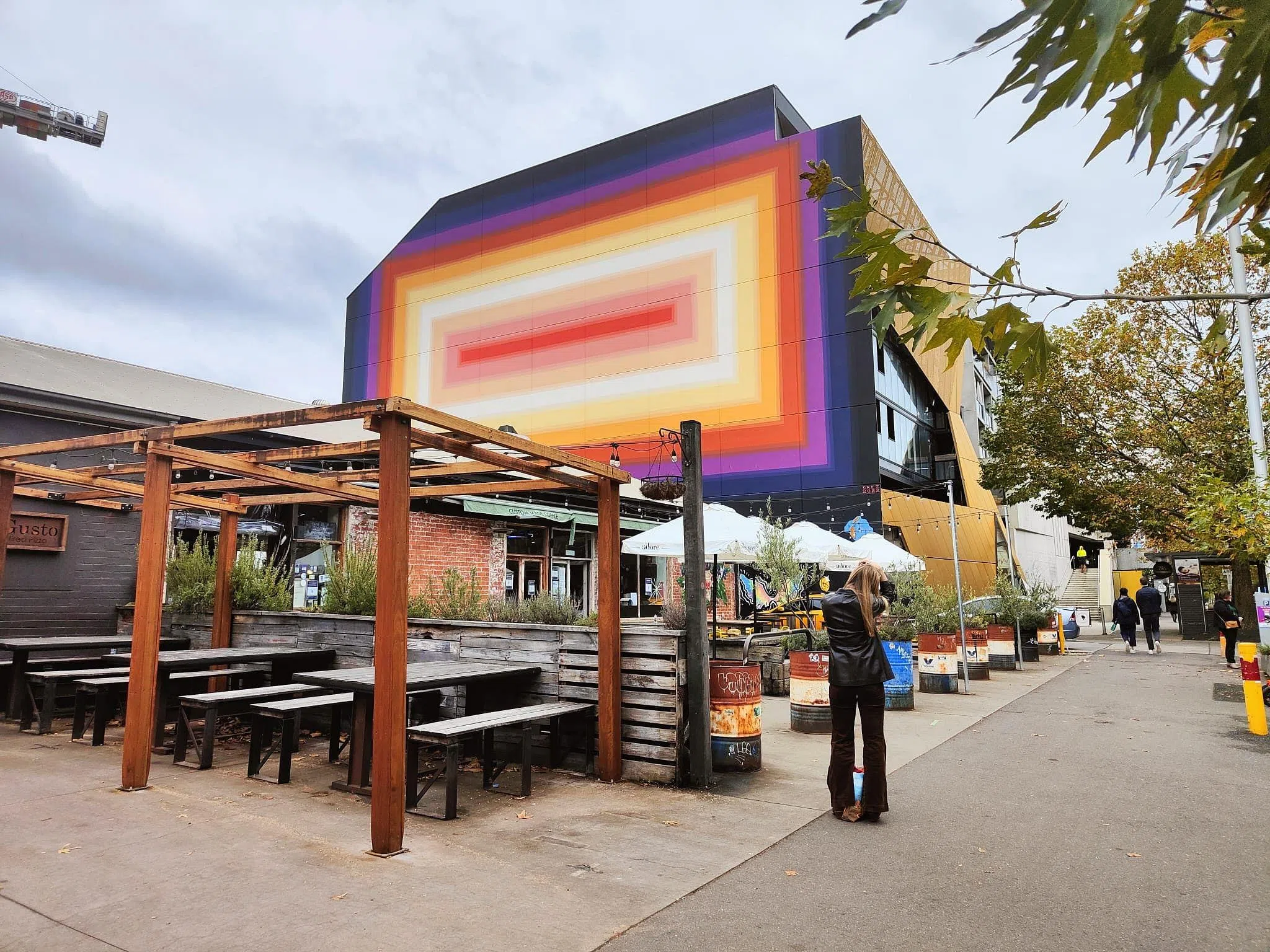 街头涂鸦墙引游客驻足拍照。（李雅歌摄）