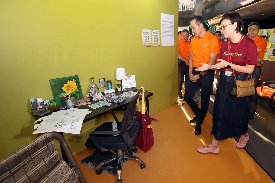 人力部兼保健卫生部高级政务部长许宝琨医生（右二）星期六出席在淡滨尼天地举行的防癌意识活动，并参观了现场摆设的癌症患者房间布置，了解他们的心路历程。右一是子宫内膜癌康复者胡慧红，她也是“坚韧橄榄” 计划的联合发起人。（吴先邦摄）