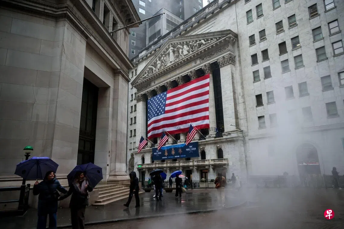 Image 16: 美国上周失业救济申请人数持平，接近一年来低位，劳动力市场释趋稳信号。 （彭博社）
