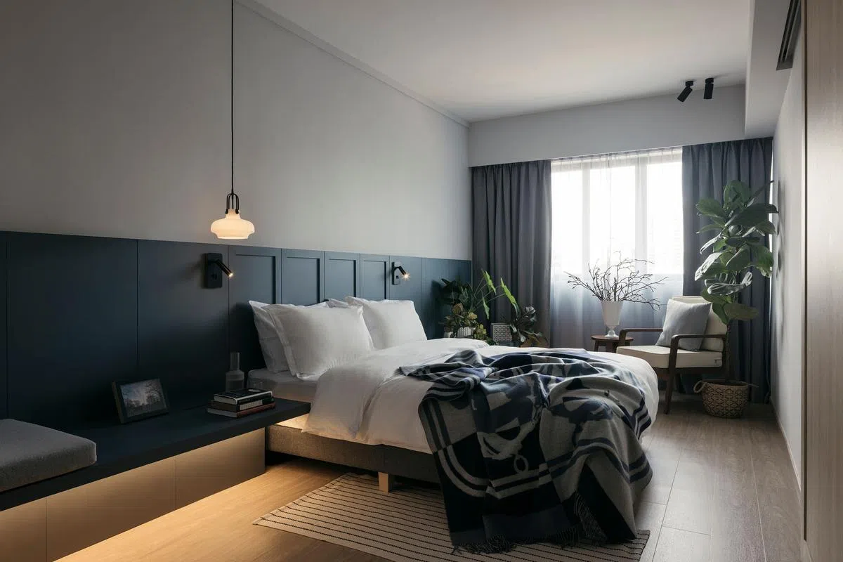 主卧室床头处有特别的护墙板设计。（Monocot Studio提供照片，Studio Periphery摄影）