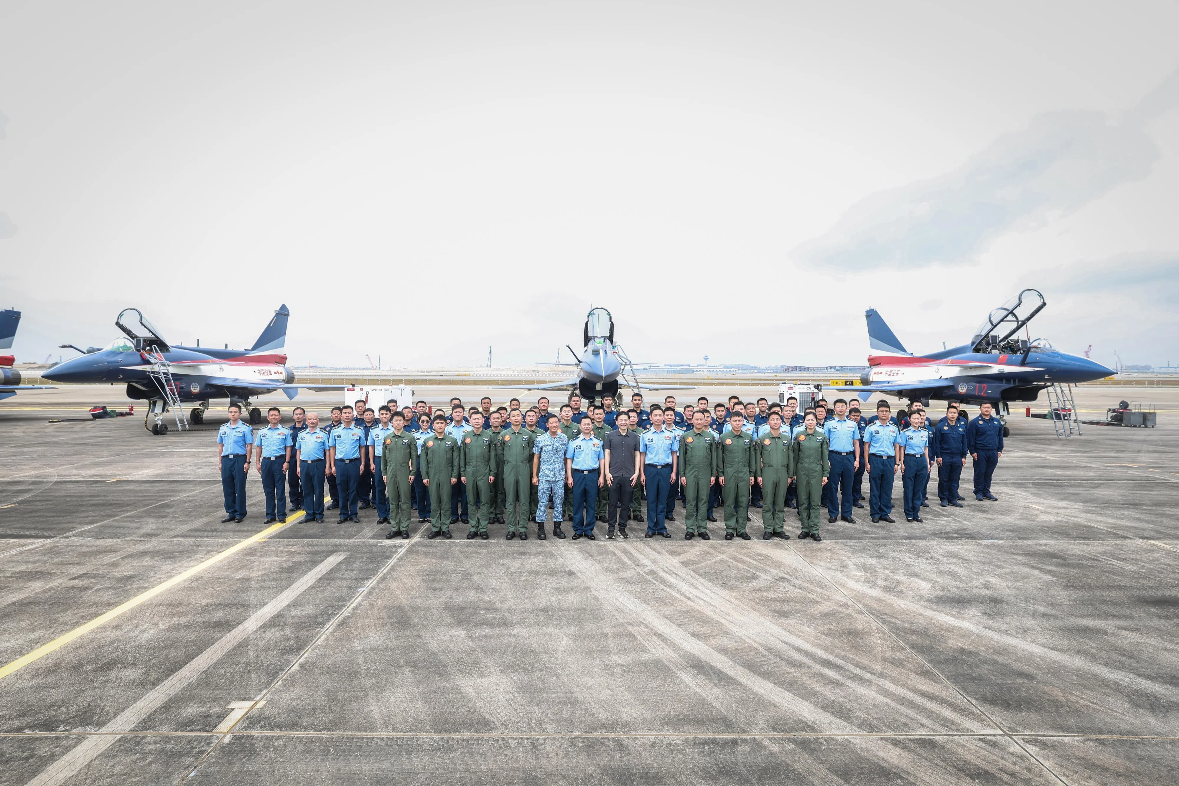 黄循财总理星期六（2月7日）前往樟宜空军基地（东），与参与新加坡航空展飞行表演的中国人民解放军空军八一飞行表演队成员交流。（数码发展及新闻部提供）