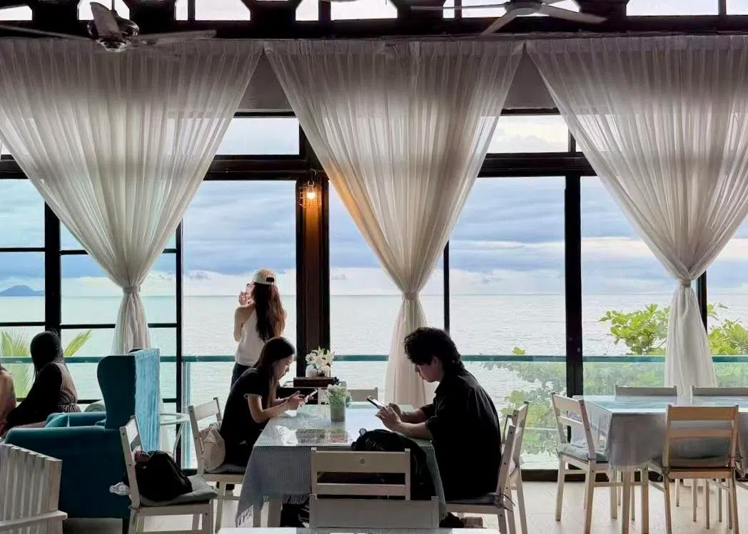 达迈海滩旁的咖啡馆。（顾功垒摄）