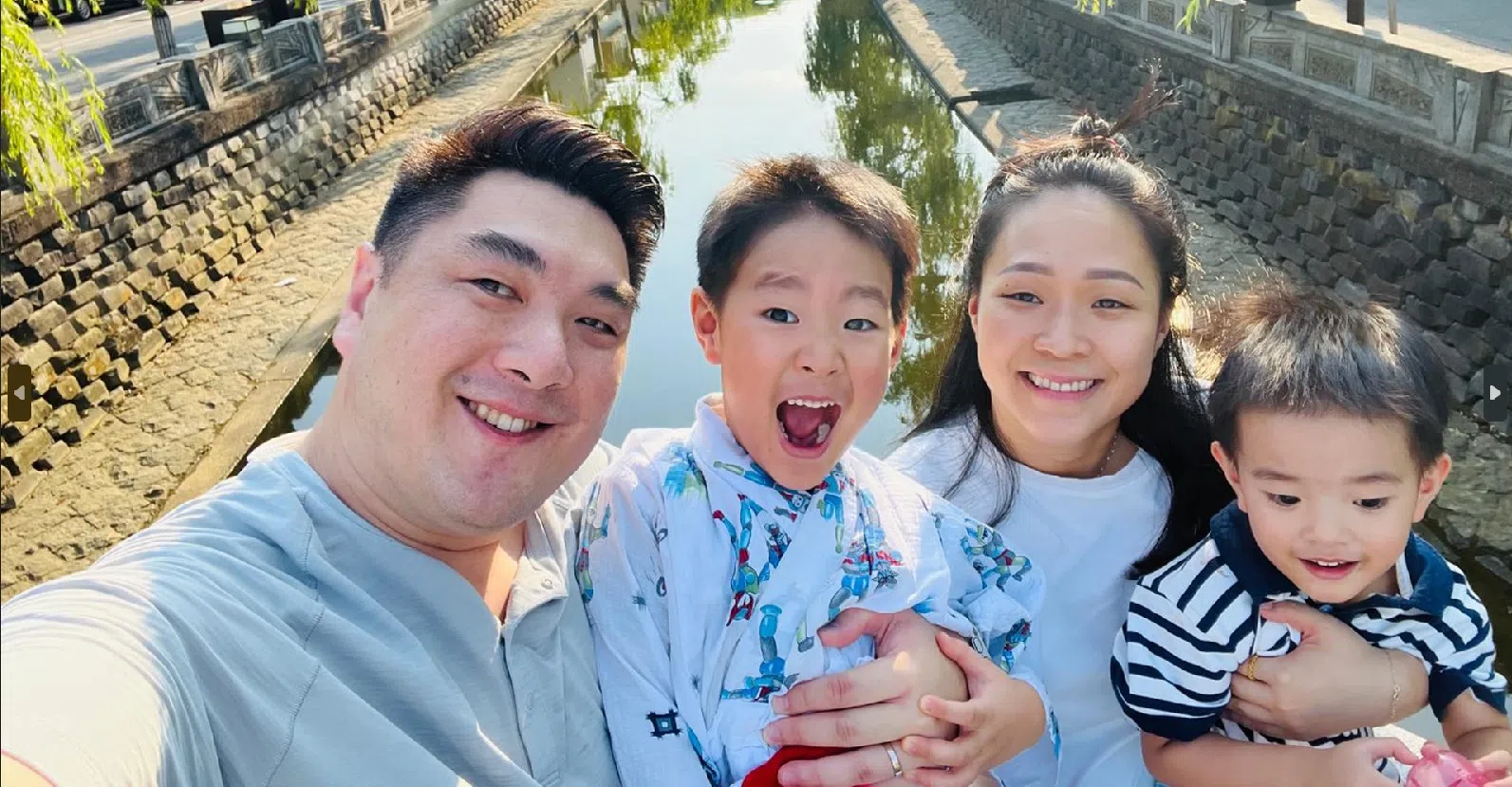 家长周惠浚（左一）和两个儿子，都是同一所馨乐园的学生。图为周家一家四口的出国旅游合影。（图/受访者提供）