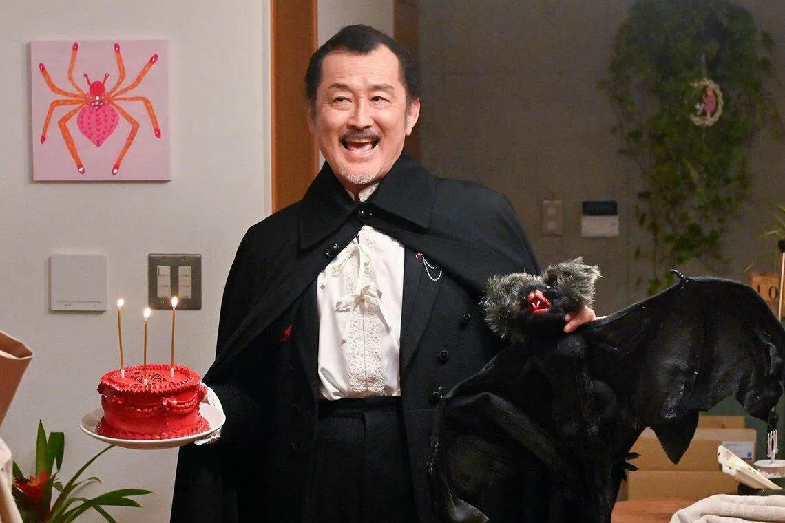 吸血鬼爸爸吉田钢太郎刻意浮夸无厘头，是全剧笑点。（互联网）