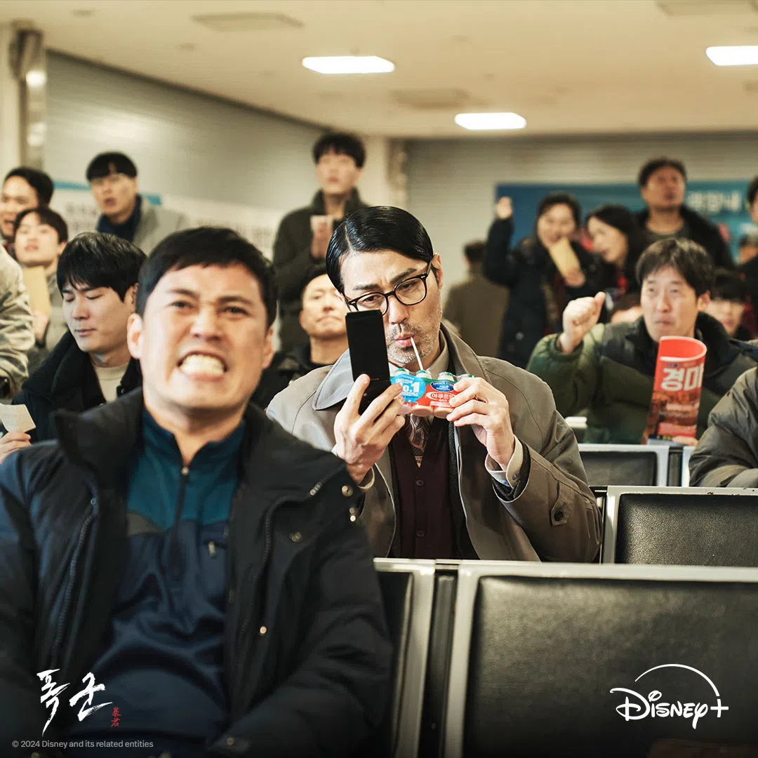 车胜元（中）将杀手角色演得松弛有层次，别有风味。（取自Disney+ IG）