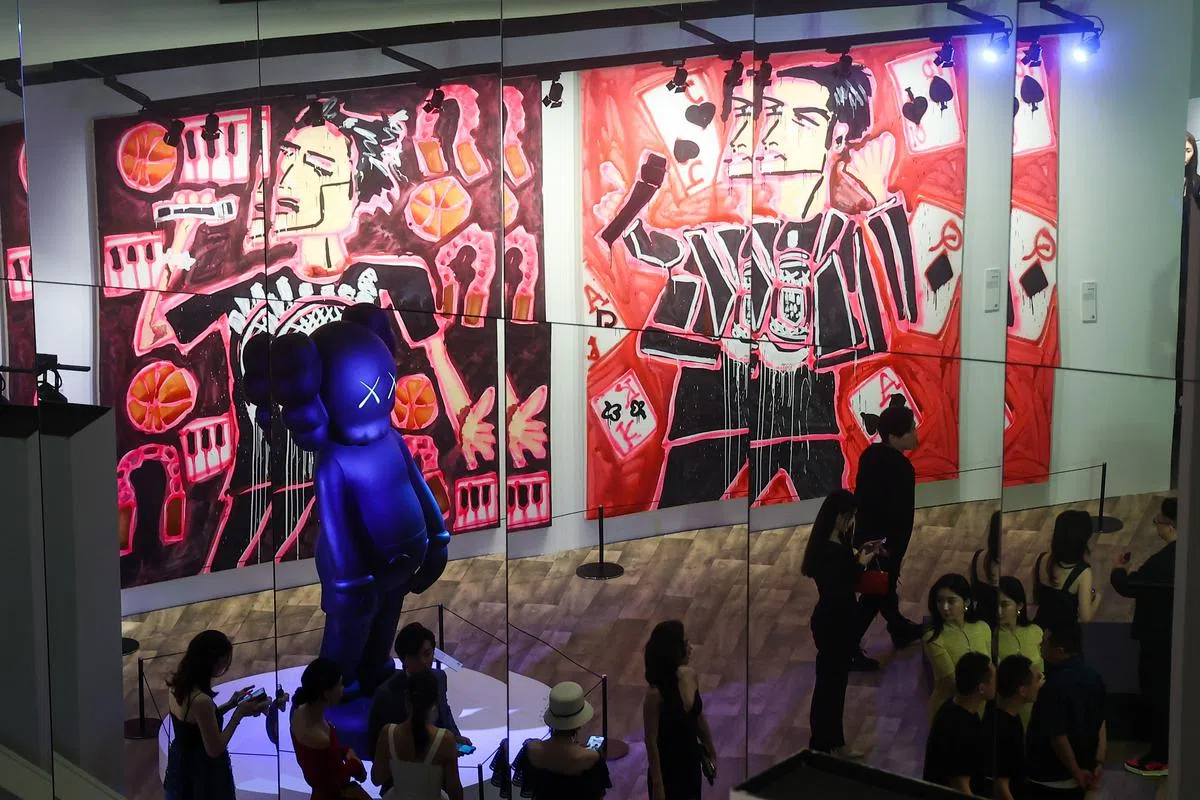 由周杰伦策展的“‘艺’起同行”将展出21件作品，其中有一件是周杰伦的珍藏，其余都与周杰伦有关。（陈渊庄摄）