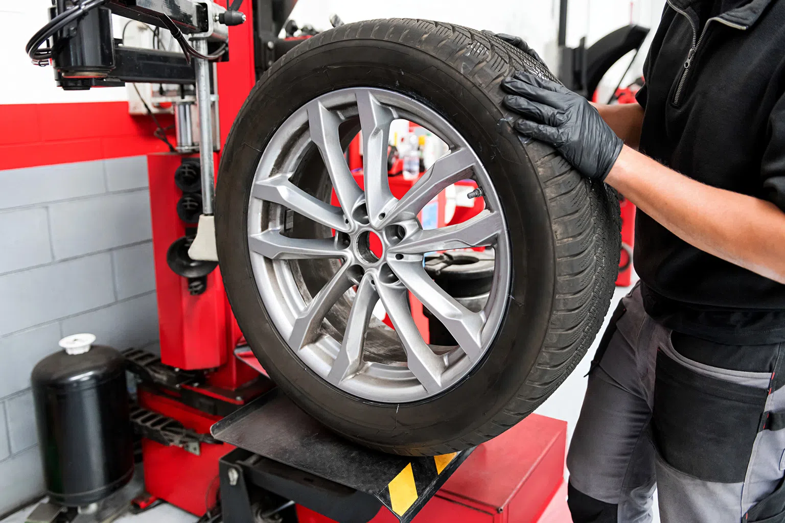 随着时间的推移，汽车轮胎的胎纹深度会减少，降低其抓地力。（图/Getty Images）