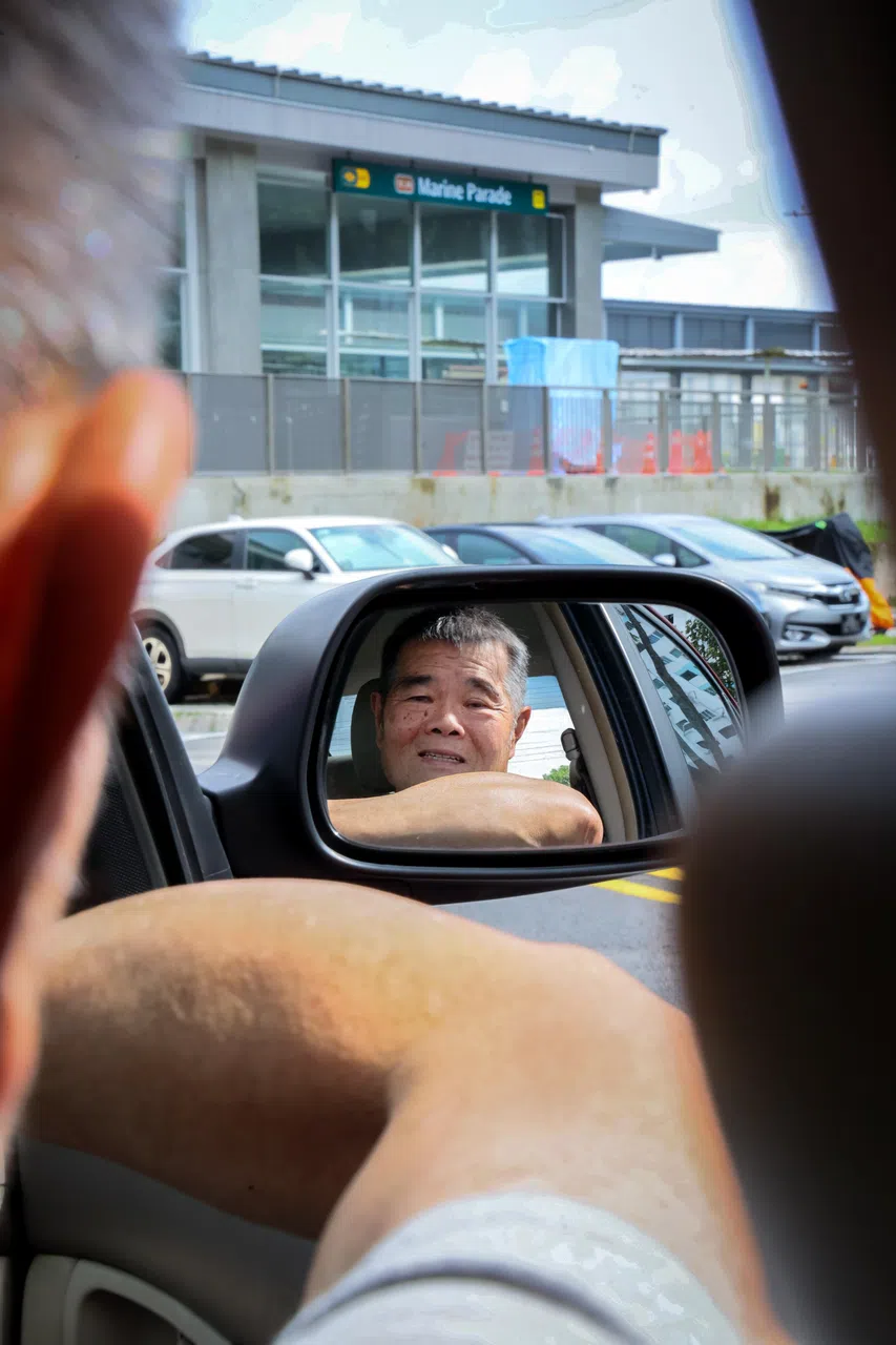 当年不到20岁时就买了第一辆车的黄添来，这些年来，为方便家人外出，一直保持开车的习惯。如今孩子已成家立业，加上地铁汤申—东海岸线直接开到他家门，让他萌生放弃拥车的念头。（龙国雄摄）