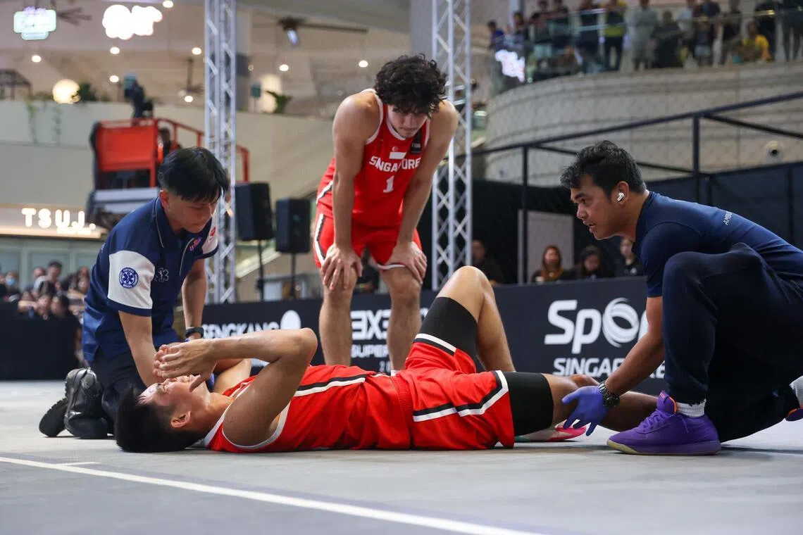 我国球员钟镇宇（中下）在赛中拼尽全力，一度在对抗中重重倒地。（白艳琳摄）