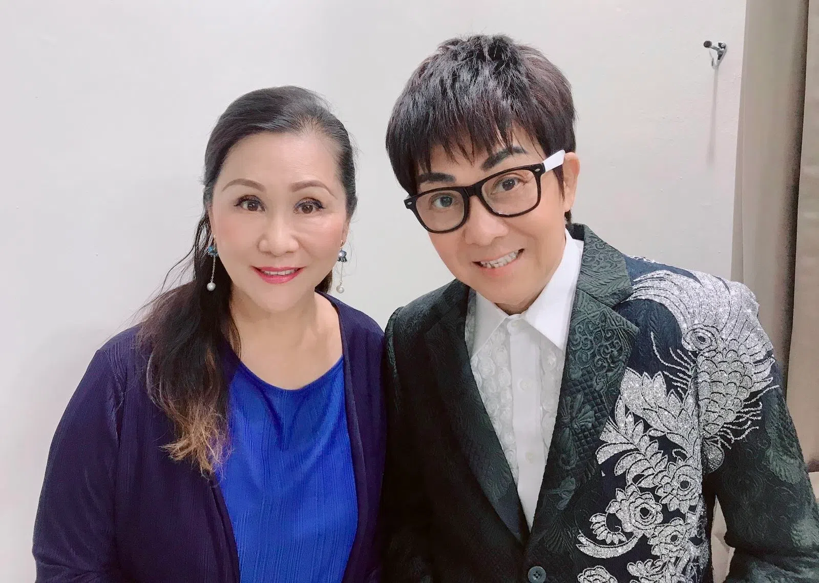 新加坡资深演唱会策划人及主持人陈明佩（左），与凌霄的交情长达35年。（受访者提供）