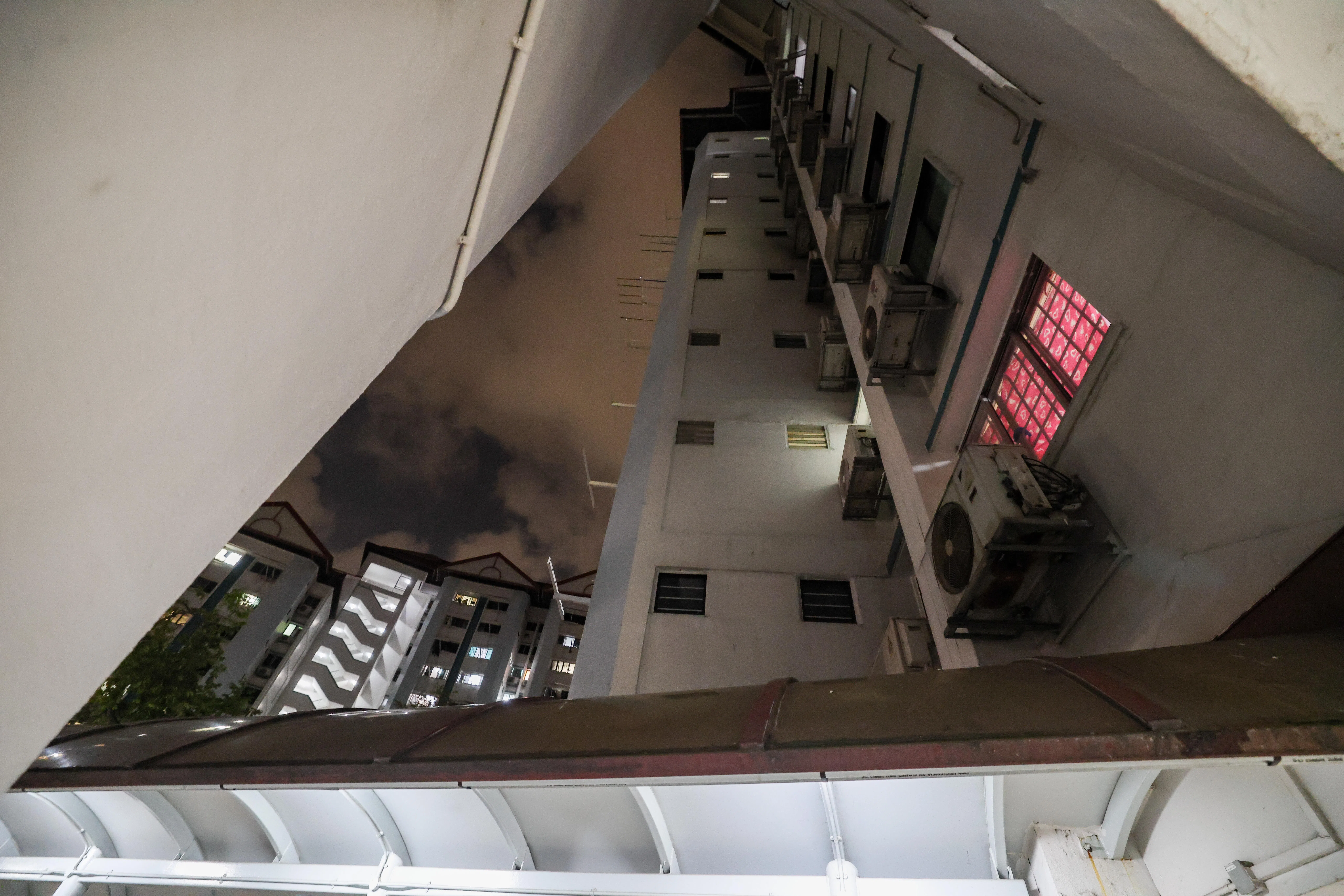 噪音源头相信来自楼下杂货店上方某个单位的冷气压缩机。（陈斌勤摄）