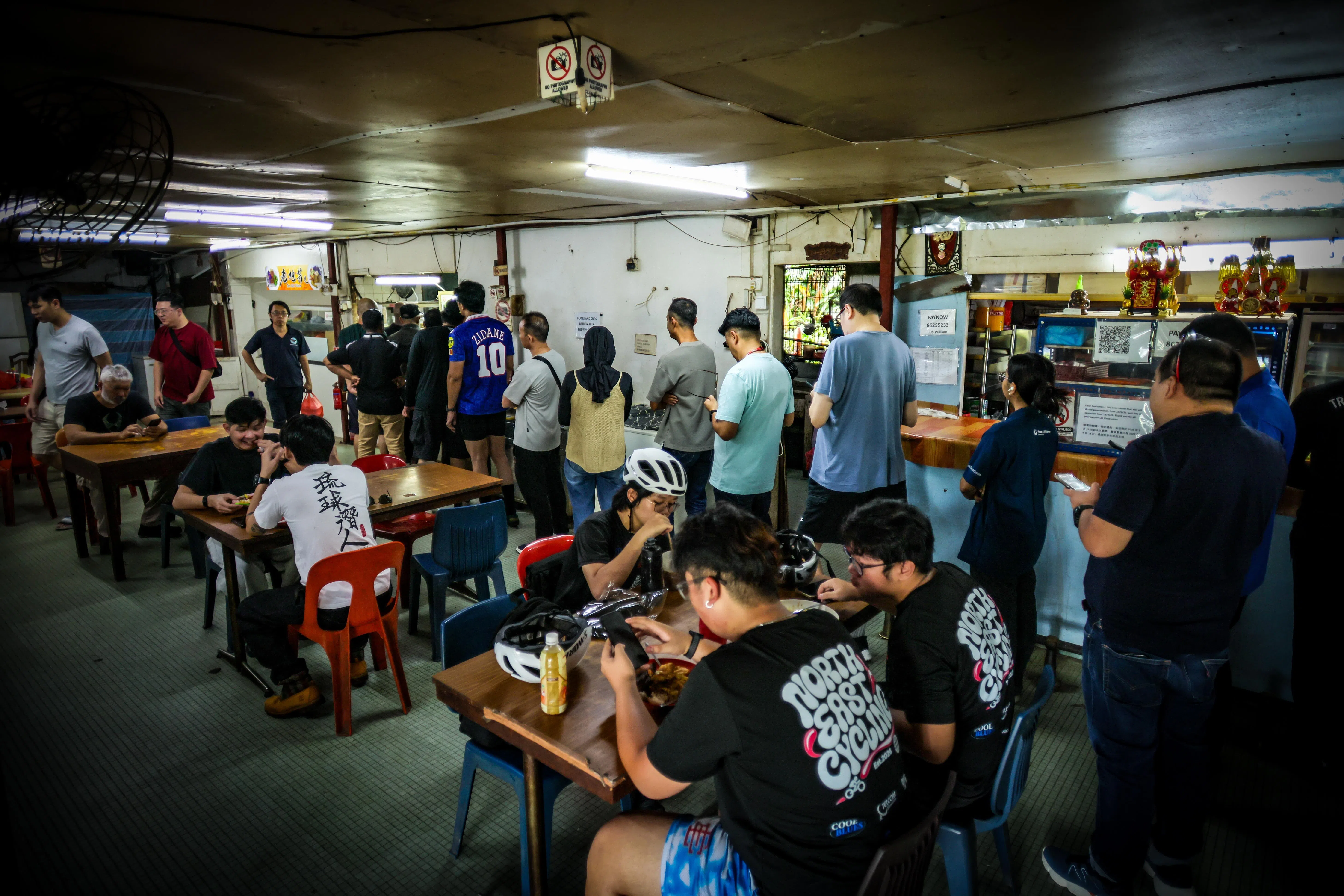 随着附近上班族午休时间来临，餐室的摊位前都排起长龙。（张俊杰摄）