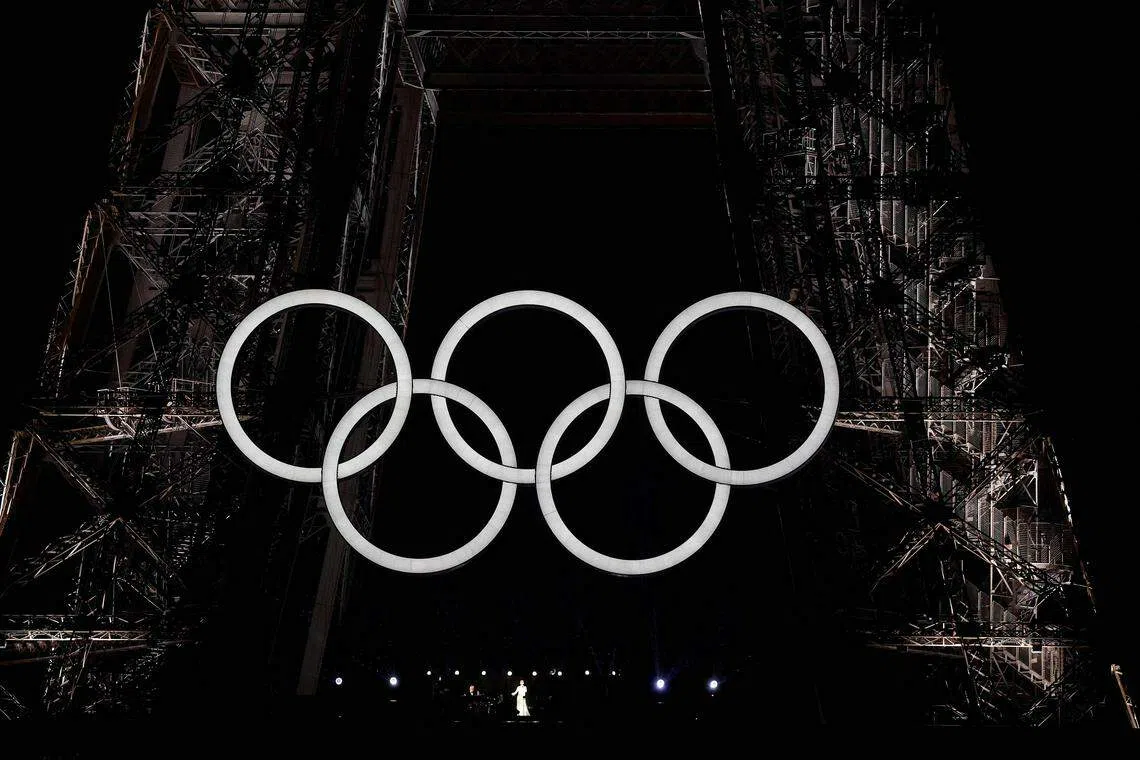 乐坛天后席琳狄翁（Celine Dion）在埃菲尔铁塔上献唱，将开幕式推向高潮。（法新社）