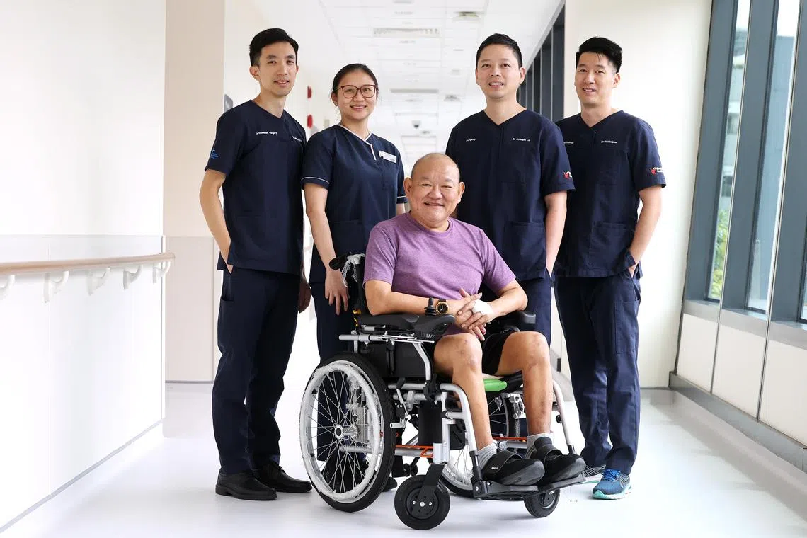 糖尿病患者许文智（坐轮椅者）在预防下肢截肢计划下，获兀兰医疗机构跨学科医疗团队悉心照顾；左起为骨科顾问医生萧伟轩、足部诊疗师林惠萍、血管外科高级顾问医生罗智文及内分泌科顾问医生李国成。（萧紫薇摄）