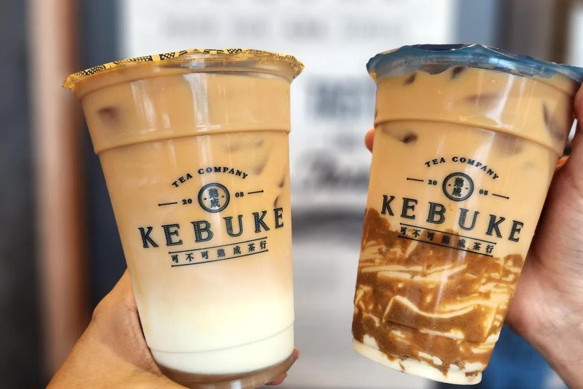 本地独家新品米芳乌龙奶茶（左）和加了Biscoff焦糖饼浆的饼香欧蕾（latte）。（陈爱薇摄）