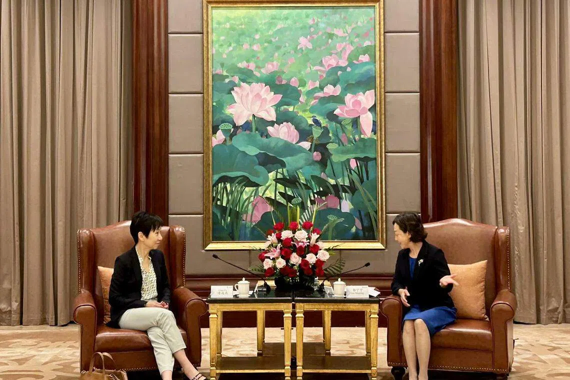 永续发展与环境部长傅海燕（左）访问福建 ，与中共福州市委书记郭宁宁会面。（取自傅海燕脸书）