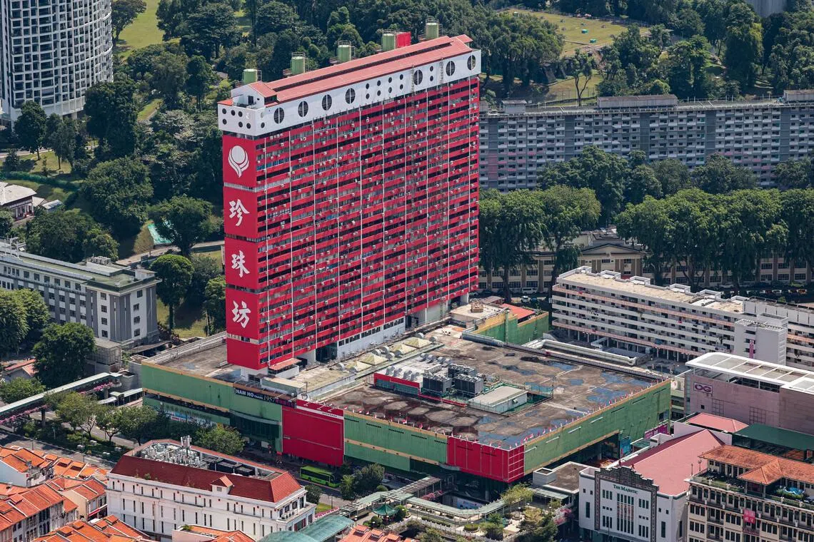 去年市区重建局对珍珠坊进行结构评估，因此这座大楼可能被归类为受保留建筑。房地产经纪公司正同当局商讨集售珍珠坊的方案，以期待保留建筑的一部分，其余的则重新发展为新大楼。（档案照片）