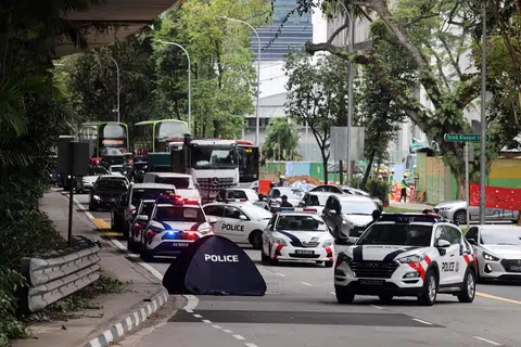外籍男子疑从天桥坠落马路身亡 现场留下行李箱