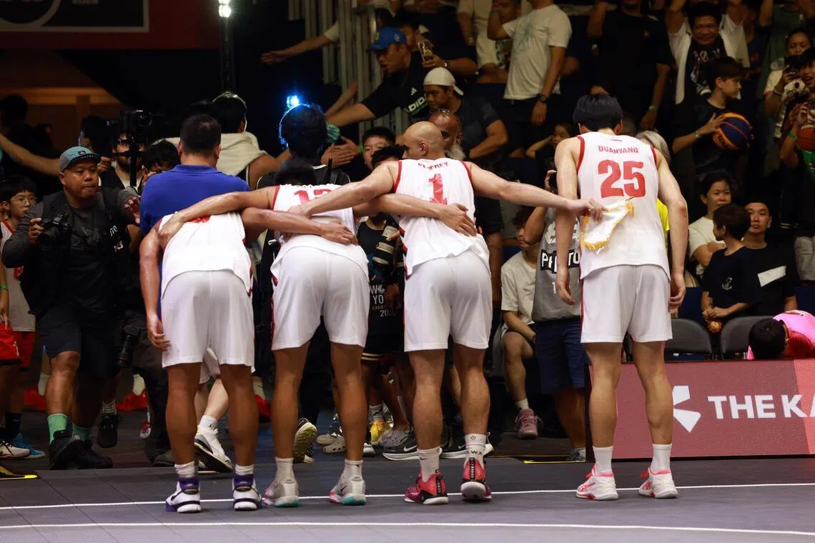 我国男队在赛后向现场热情的主场观众鞠躬，感谢他们的支持。（邝启聪摄）