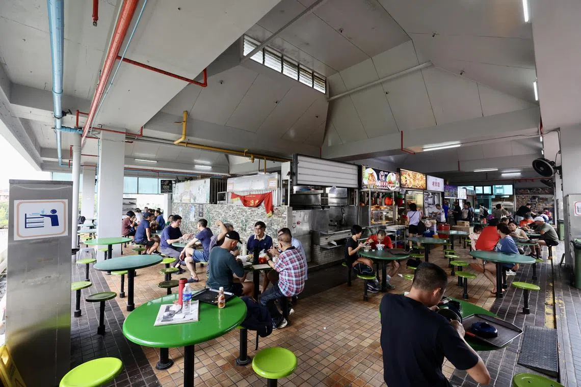 大部分食客对老鼠问题并不知情，午餐时间到熟食中心用餐的人不少。（邝启聪摄）