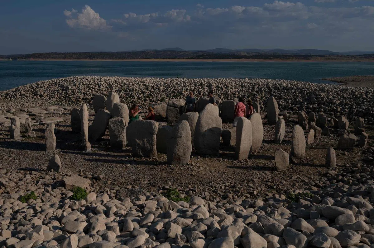 有“西班牙巨石阵”之称的瓜达尔佩拉尔巨石遗址已经完全浮出水面。这些史前立石圈的所在地在1963年的农村发展项目中被洪水淹没，据信可以追溯到公元前5000年。（法新社） 
