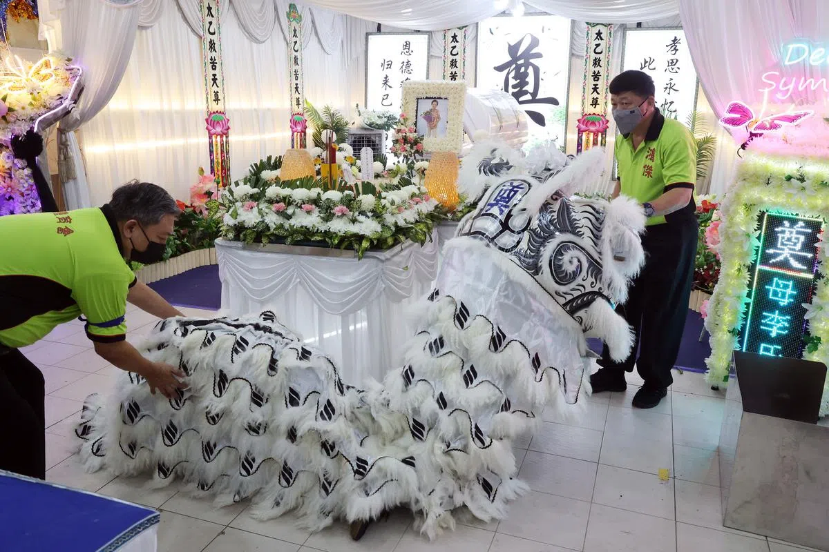 舞者一路跪拜进入灵堂，即寓意狮子化身归家孝子，悲悯送别死者。（邝启聪摄）