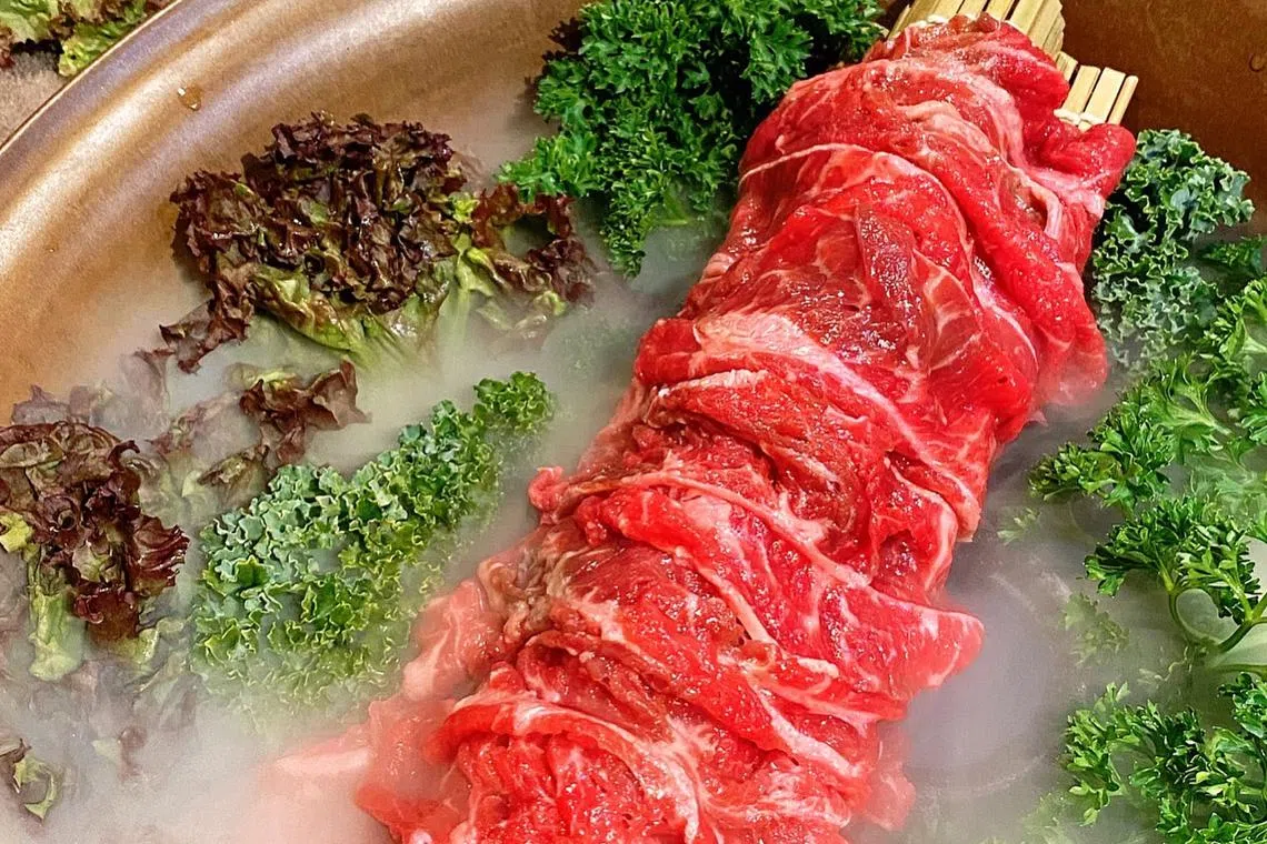 现切九秒牛肉的脊腿肉，比机械切成薄片的冷冻肉有弹性和柔嫩度。（餐馆提供）