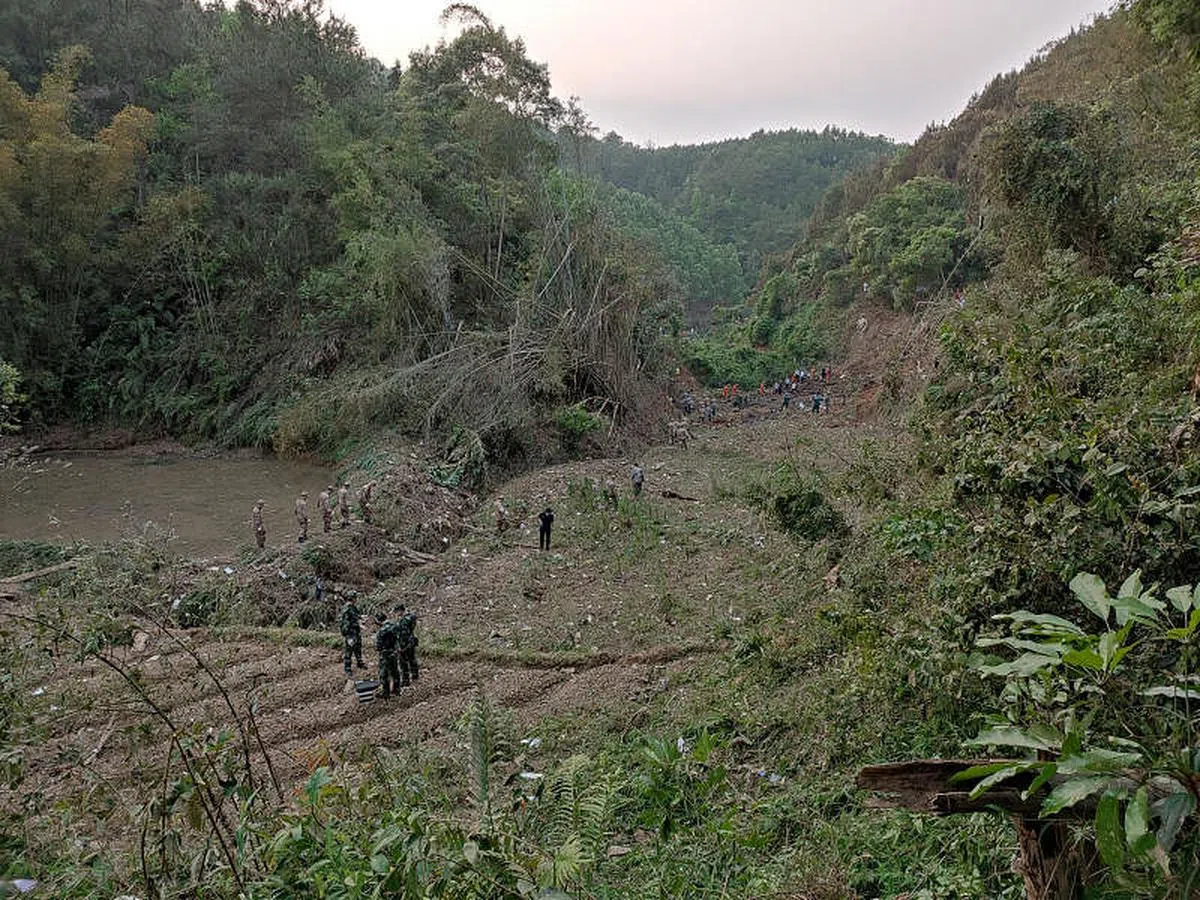 中国东航一架客机今天发生坠机事故，救援工作已开始进行，图为救援工作人员在失事地点广西梧州藤县展开搜救工作。（新华社） 