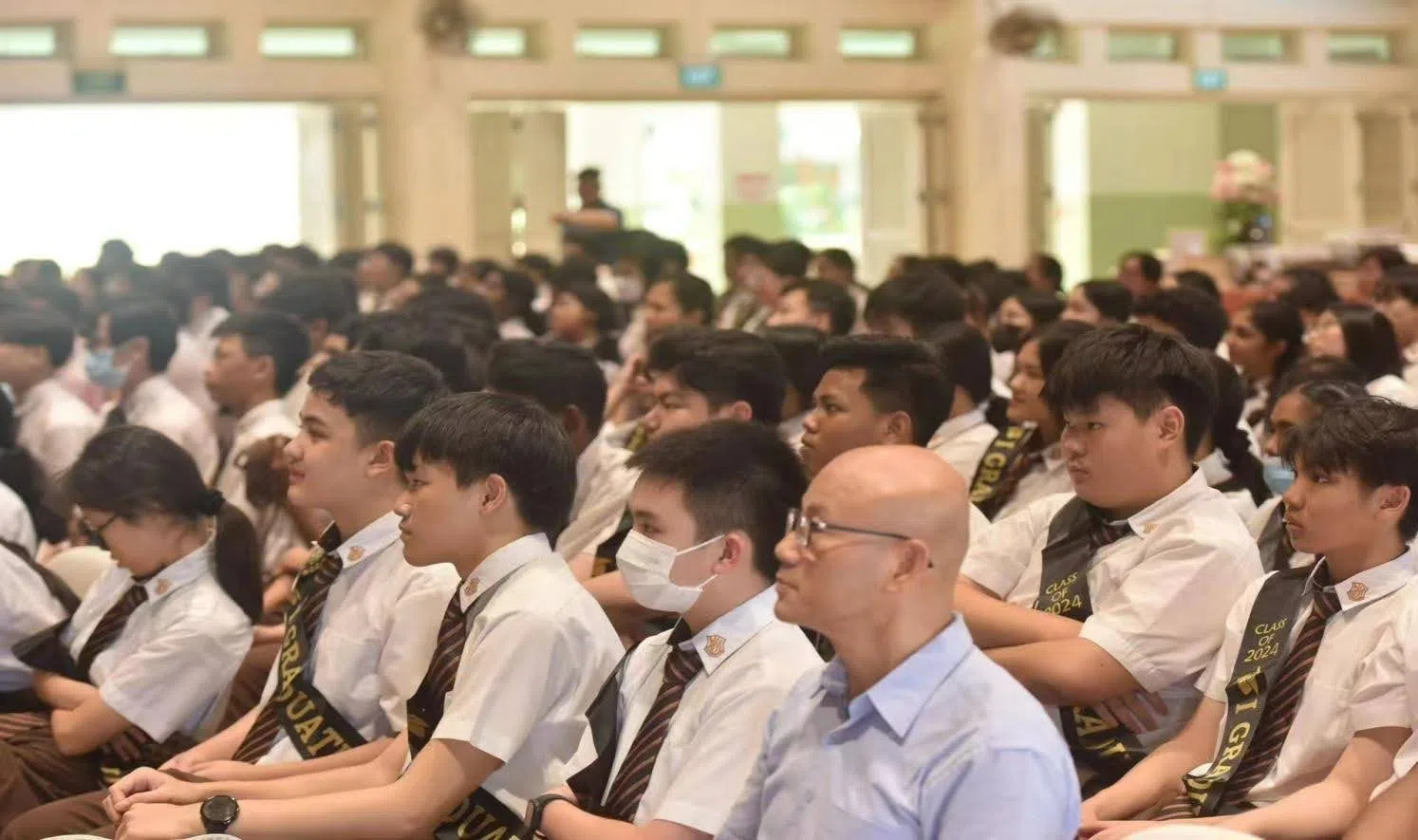 毕业生认真地观看寄语视频。 （王韵翔摄）