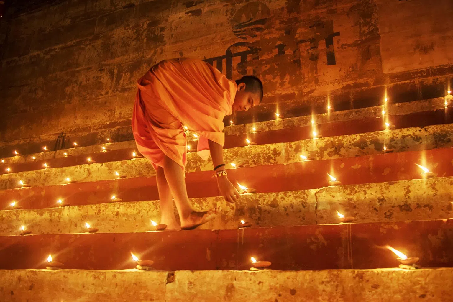 层层灯火映照古老石阶，象征光明战胜黑暗，也寄托对平安与祝福的期盼。（印度驻新加坡高级专员公署提供）