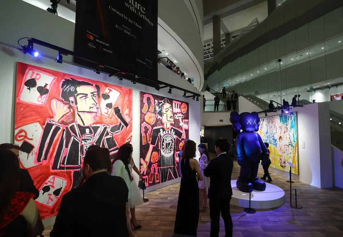 美国艺术家凯瑟琳·伯恩哈特于2021年创作的布面油画《绚耀之星》，把周杰伦众所周知的三个符号：双截棍、篮球和钢琴进行自由组合。（陈渊庄摄）