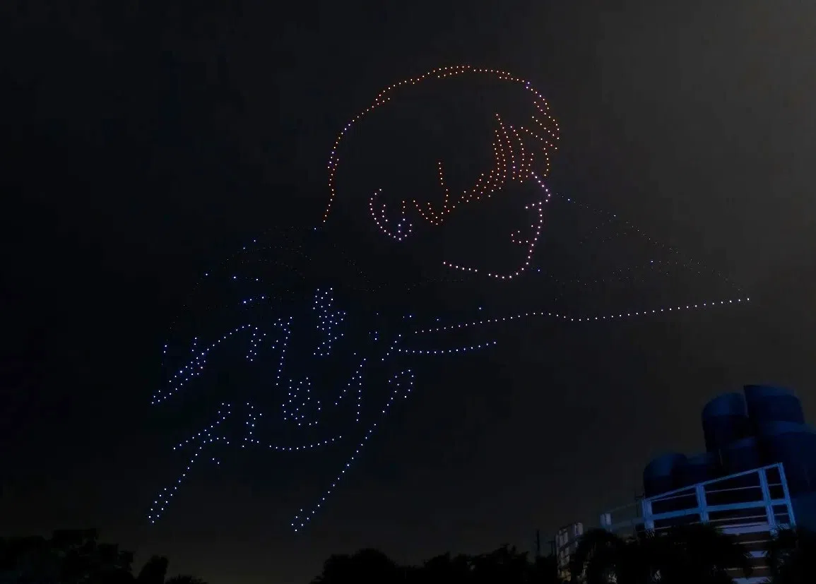 无人机砌出“Q版姜涛公仔”图案。（互联网）