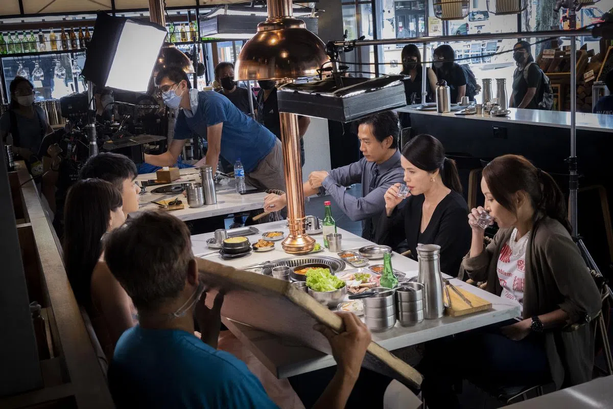 剧组在韩国餐馆内拍摄。（陈来福摄影）