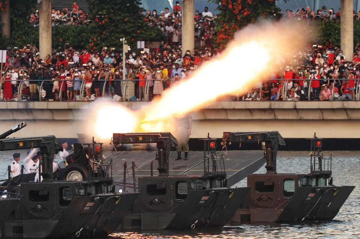 今年庆典的全面防卫表演登场。（何家俊摄）