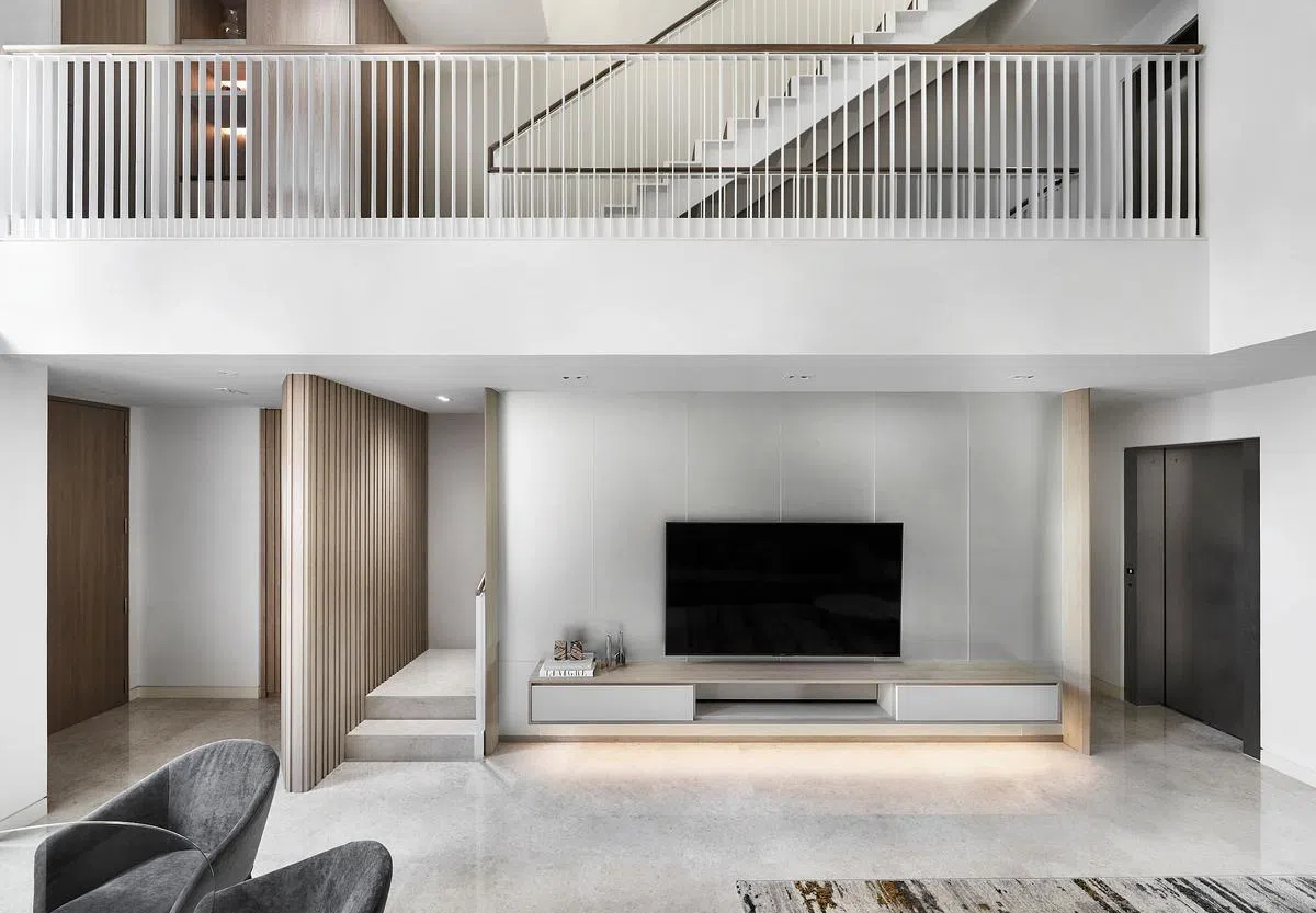 图片最右侧是电梯，位于客厅电视架旁。