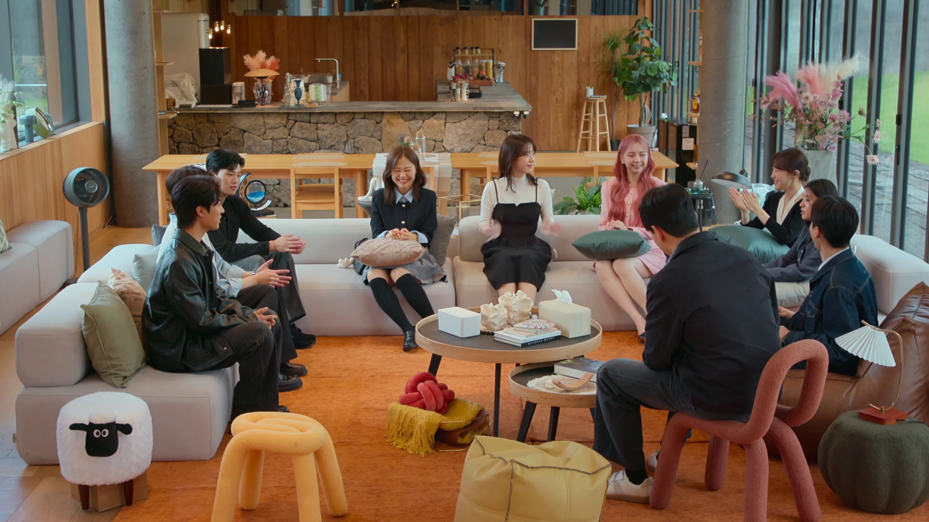 刚开始合宿时，参与者们都没主动制造话题，气氛相当尴尬。（Netflix提供）