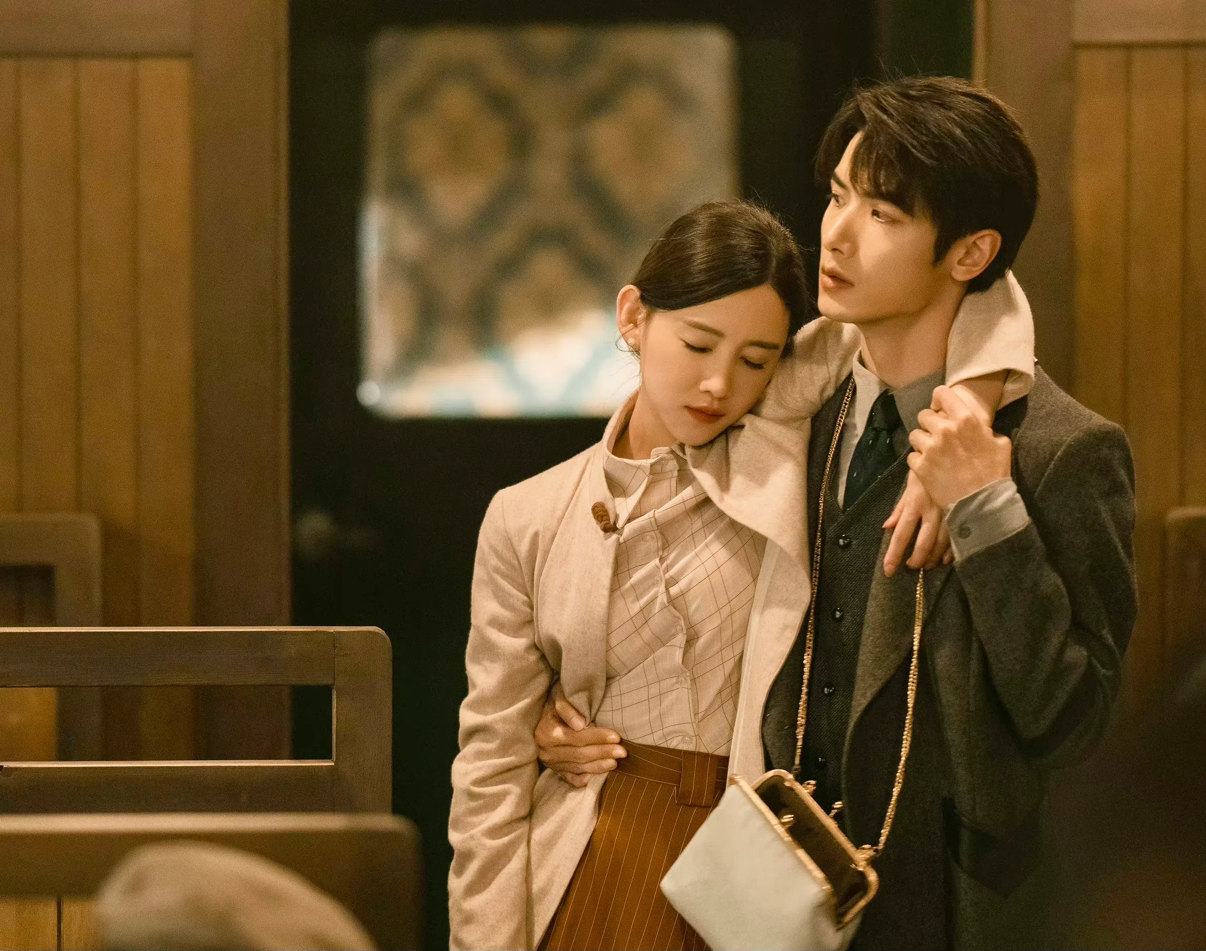 《招惹》男主角赵弈钦（右）是中国金牌编剧于正旗下演员，女主角李沐宸也非新人，入行八年的她参演的剧作达20多部。（互联网）