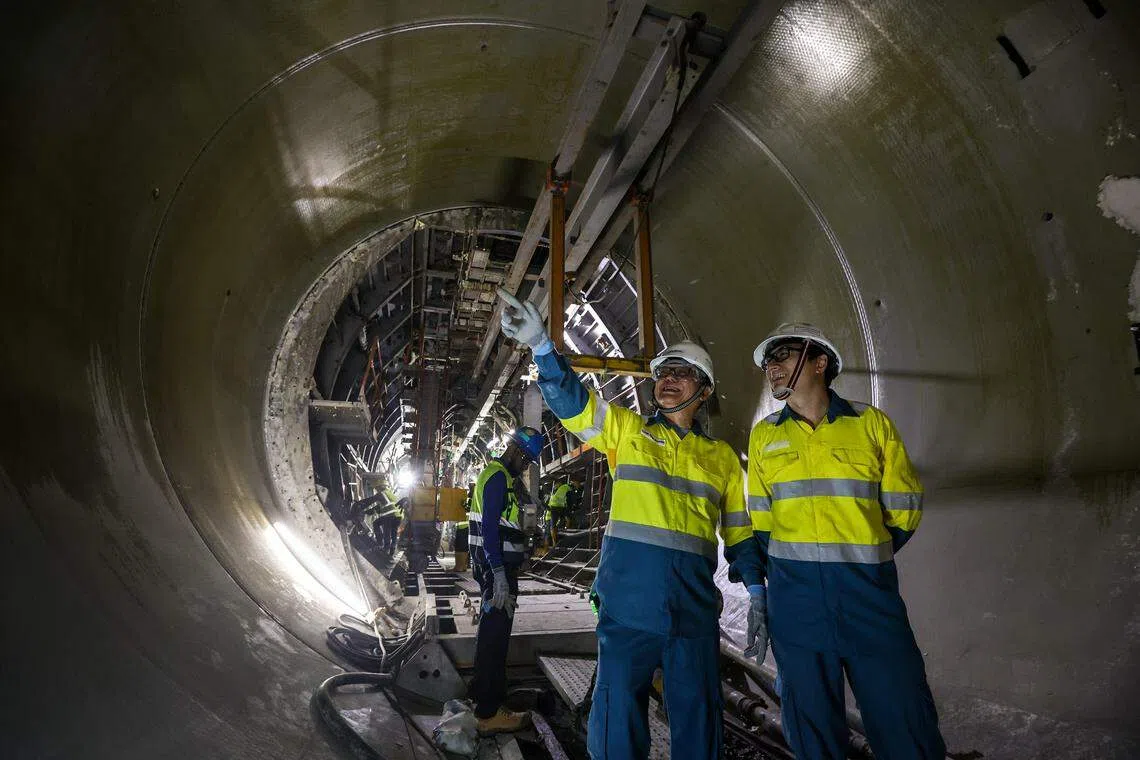 深隧道阴沟系统第二阶段工程部门助理署长叶保德（右）说，要在深地使用重型机械具十分挑战，但团队重视安全，遵守所有安全条件。“能为我国可持续发展尽一分力，是个意义深刻，也很有成就感的体验。”左为深隧道阴沟系统第二阶段工程部门高级助理署长廖玉光。（关俊威摄）