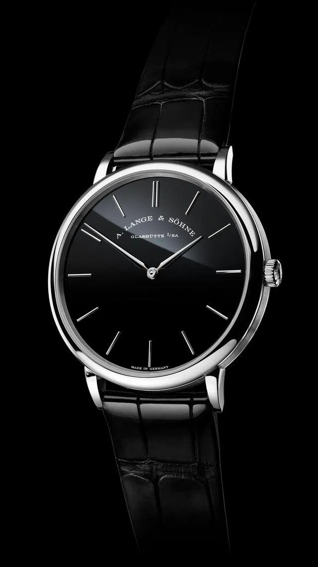 铂金950版本则以密度高、手感踏实见长，冷白色泽与黑色缟玛瑙形成鲜明对照。（朗格提供）