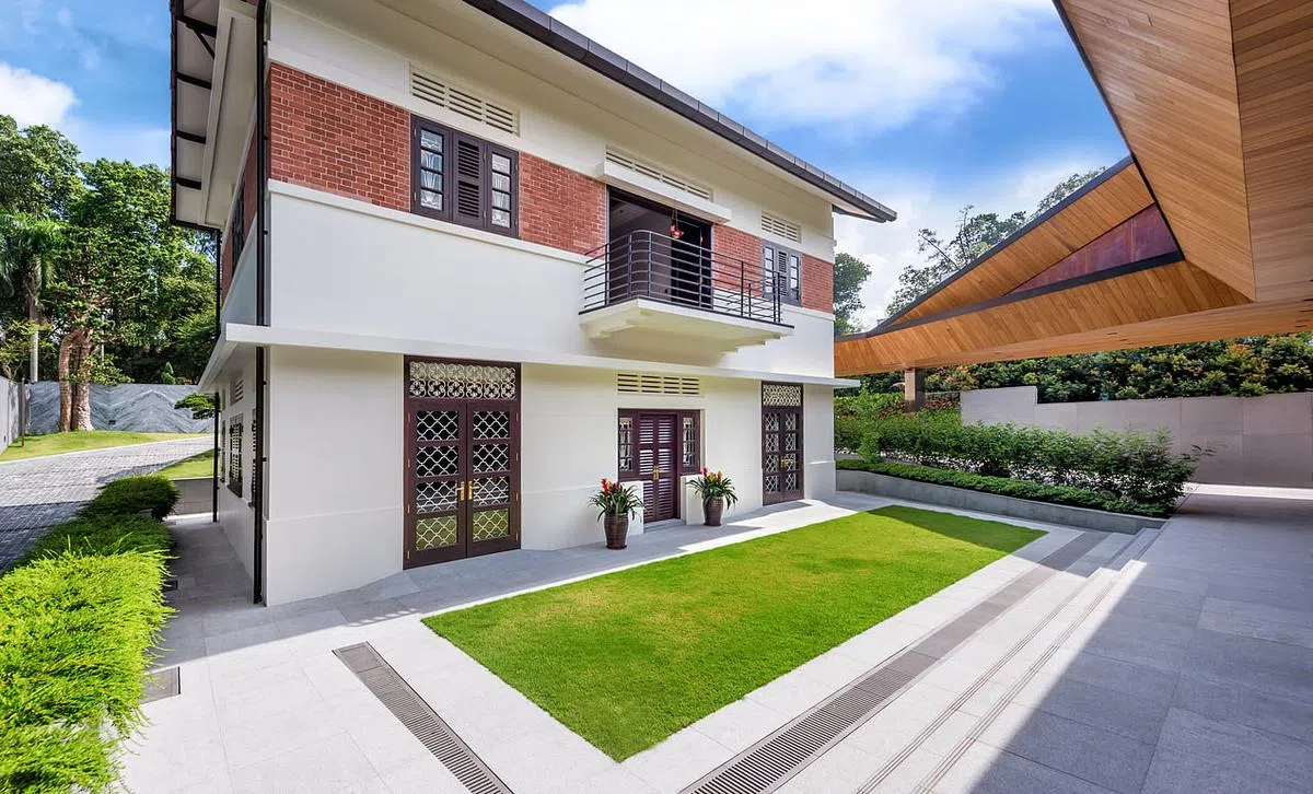 为了展示外墙红砖的原有颜色，工匠手工去掉原有的漆，把屋瓦一片片拿下来清洗和修复。整个过程虽然漫长费时，但这老建筑是豪宅的焦点和灵魂，所以在修复时格外讲究和小心。