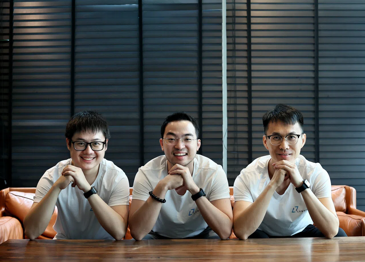 Lawgic合一智能致力于为小微企业和大型公司的内部法务部门提供高效的合同草稿、审查、咨询和翻译的解决方案。图为公司的首席技术官（CTO）郁晓冬（左起）、首席执行官（CEO）叶贤明与首席运营官（COO）林书栋。（龙国雄摄）
