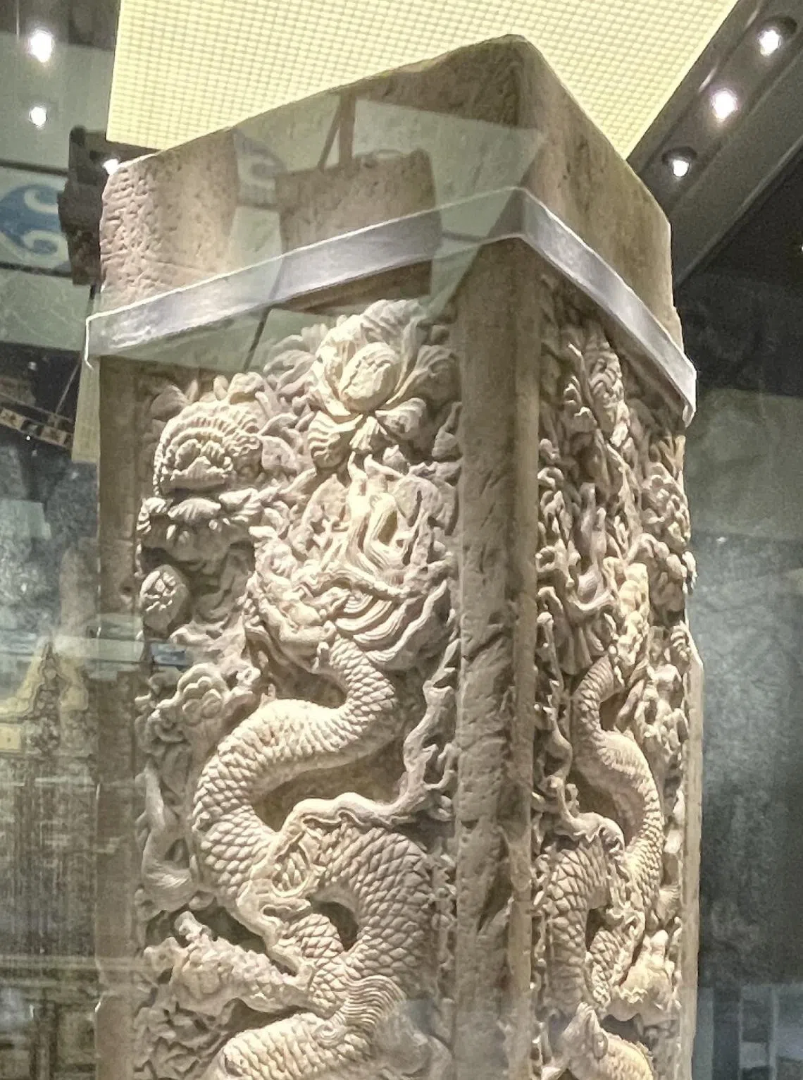 元上都遗址出土的汉白玉雕龙角柱，充分反映出游牧与农耕两大文明的完美融合。（王华儿摄）