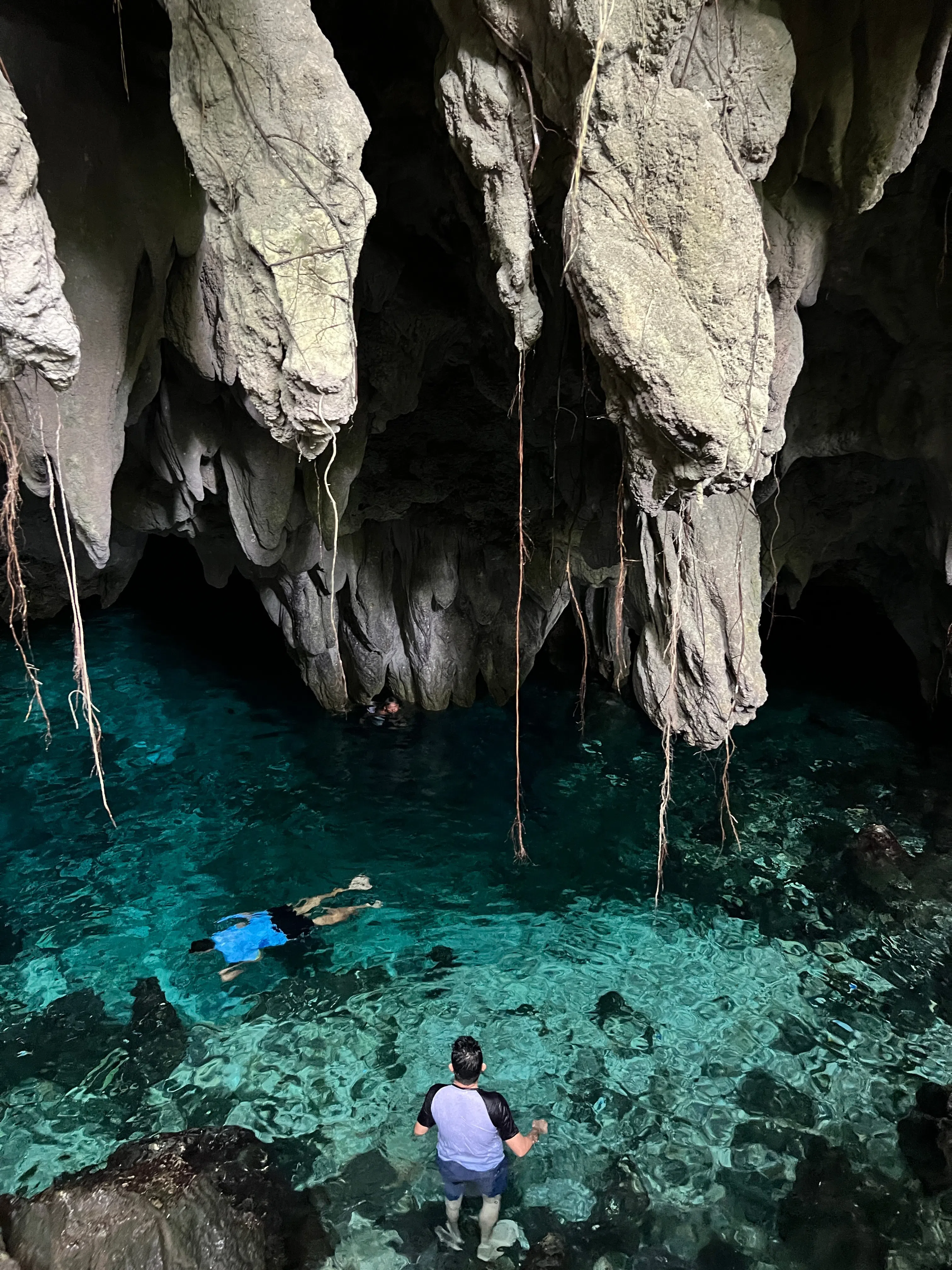 岛上有漂亮的溶洞和清澈的山泉水。（叶孝忠摄）