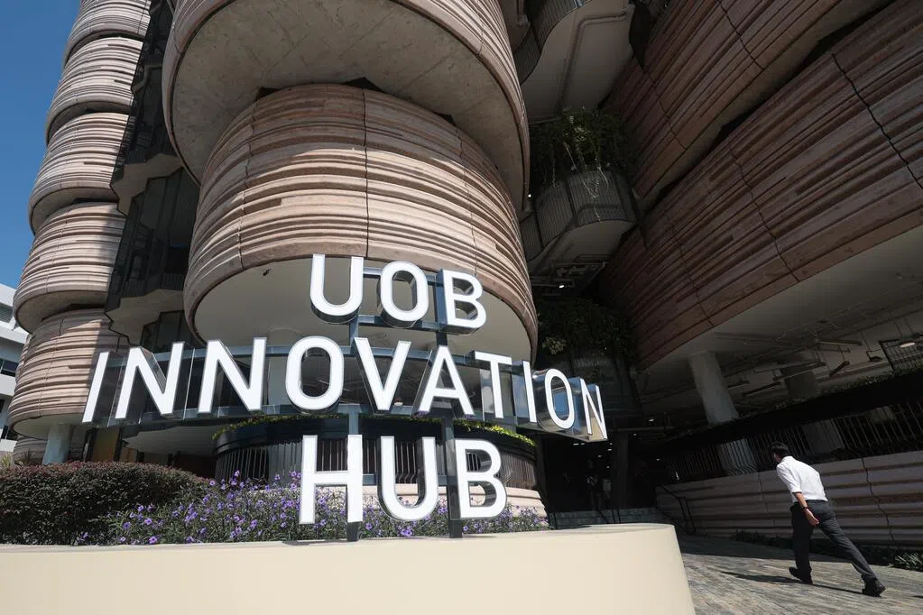 南洋理工大学不久前宣布将标志性建筑“创意之室”（The Hive），冠名为大华银行创新中心（UOB Innovation Hub），并对学习空间进行改造，引起部分学生不满，在校园发起请愿，希望校方维持原名。