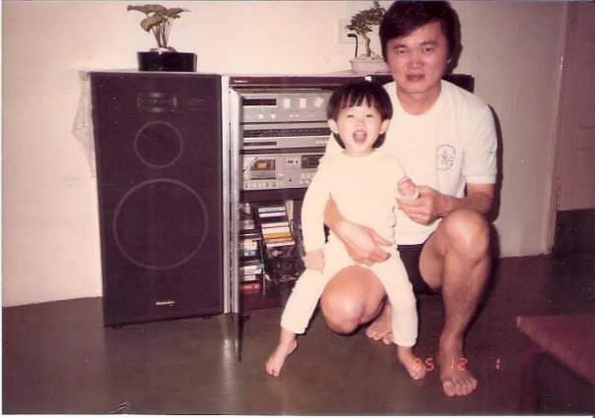 邓丹平从小闻着炒粿条的味道长大，炒粿条档口有很多小时候的回忆。（受访者提供）