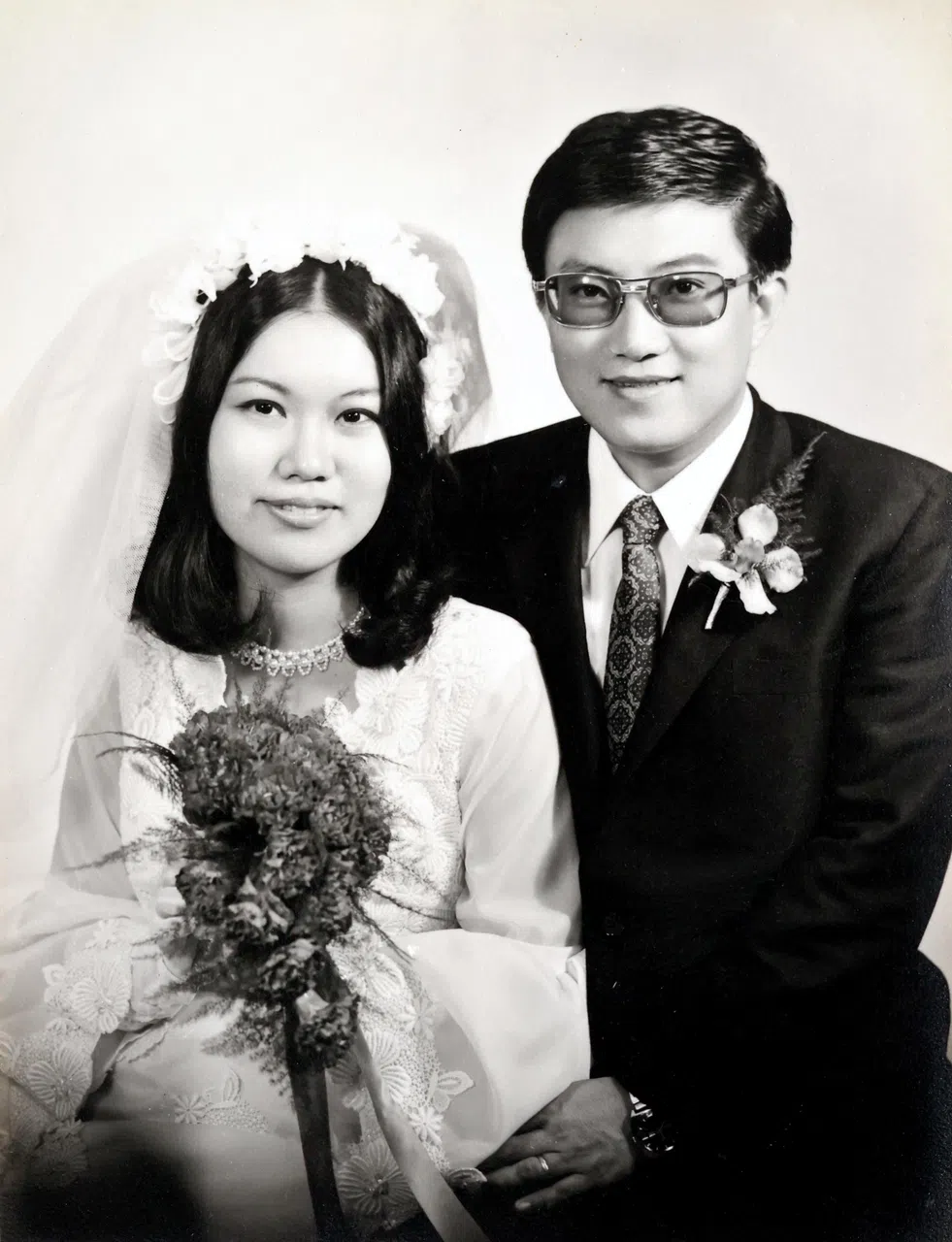 谢亚杉和宋美莲当年拍的黑白婚纱照。（龙国雄翻拍）