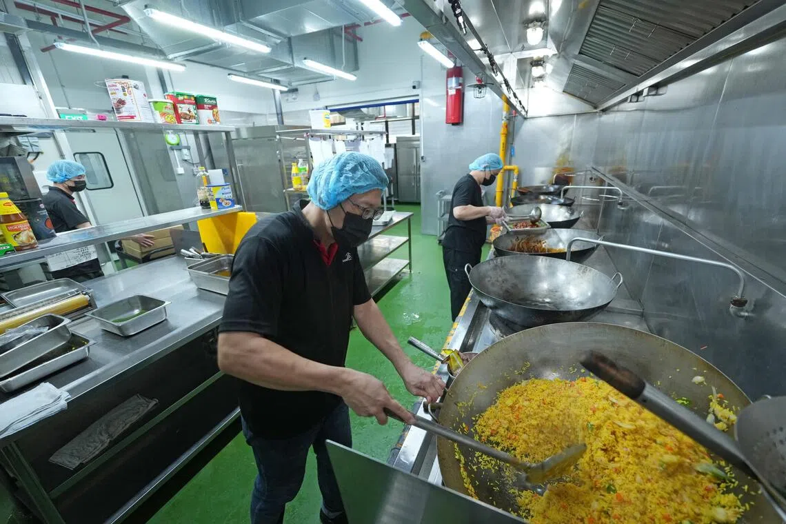 新版的清真认证有二维码，商家选购食材时就能更容易地核实供应商的清真资格。（谢智扬摄）